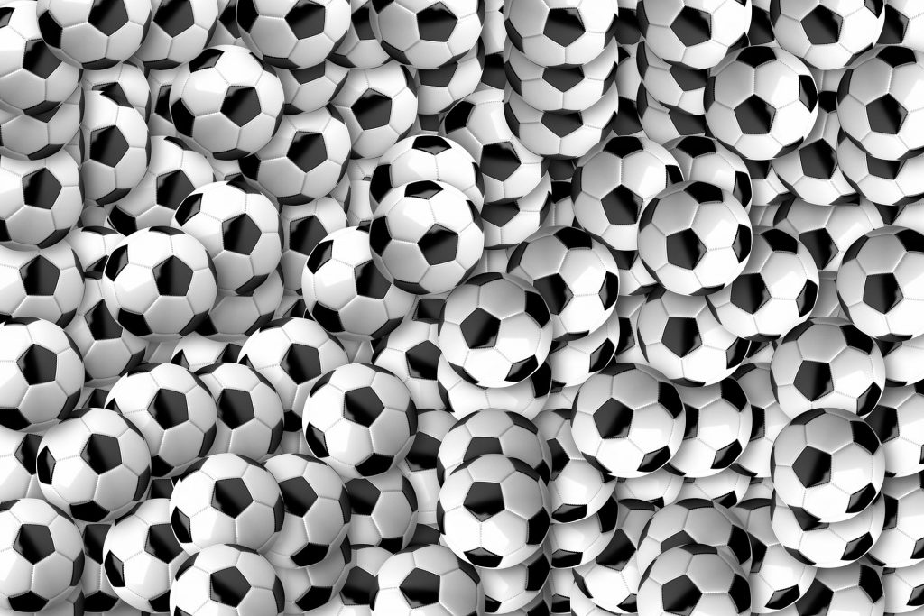 Många fotbollar.