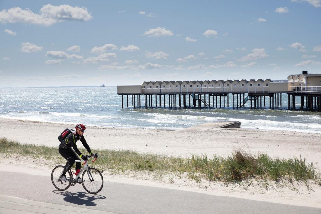Cyklist på racercykel passerar Pålsjöbaden.