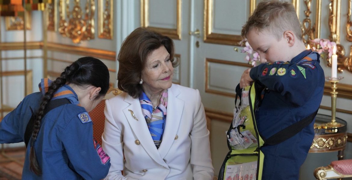 Drottning Silvia köper majblomman