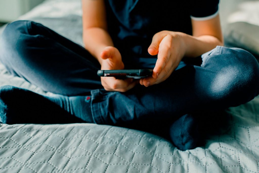 Pojke med mobiltelefon